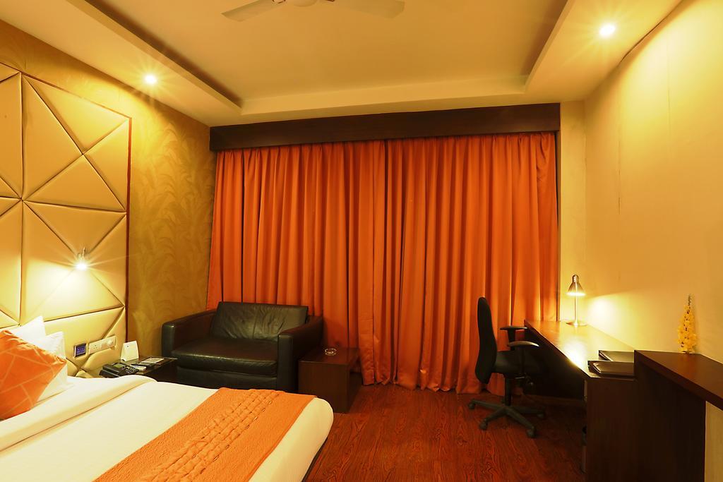 Corporate Regency Hotel New Delhi Bagian luar foto