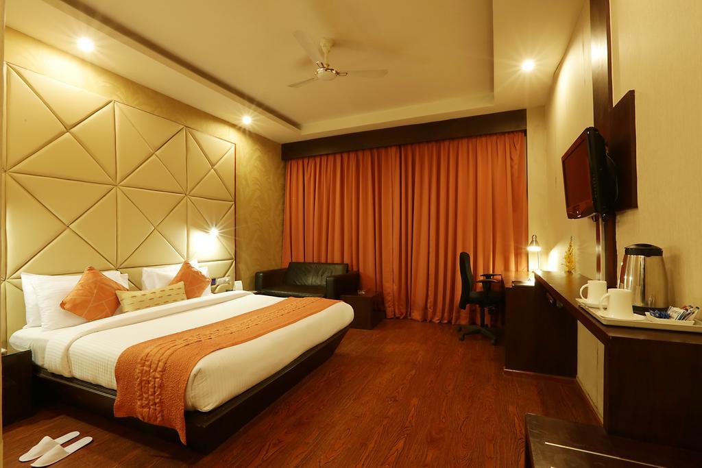Corporate Regency Hotel New Delhi Bagian luar foto