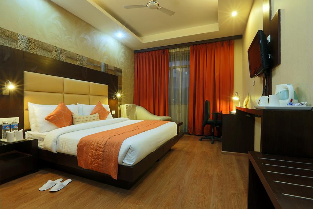 Corporate Regency Hotel New Delhi Bagian luar foto
