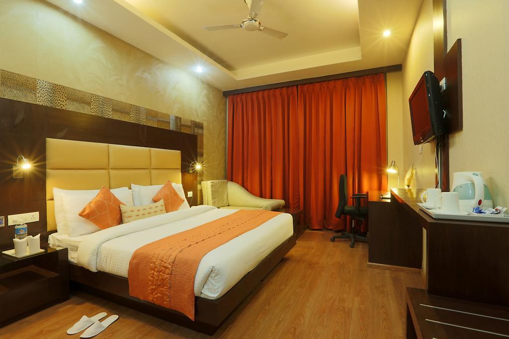 Corporate Regency Hotel New Delhi Bagian luar foto