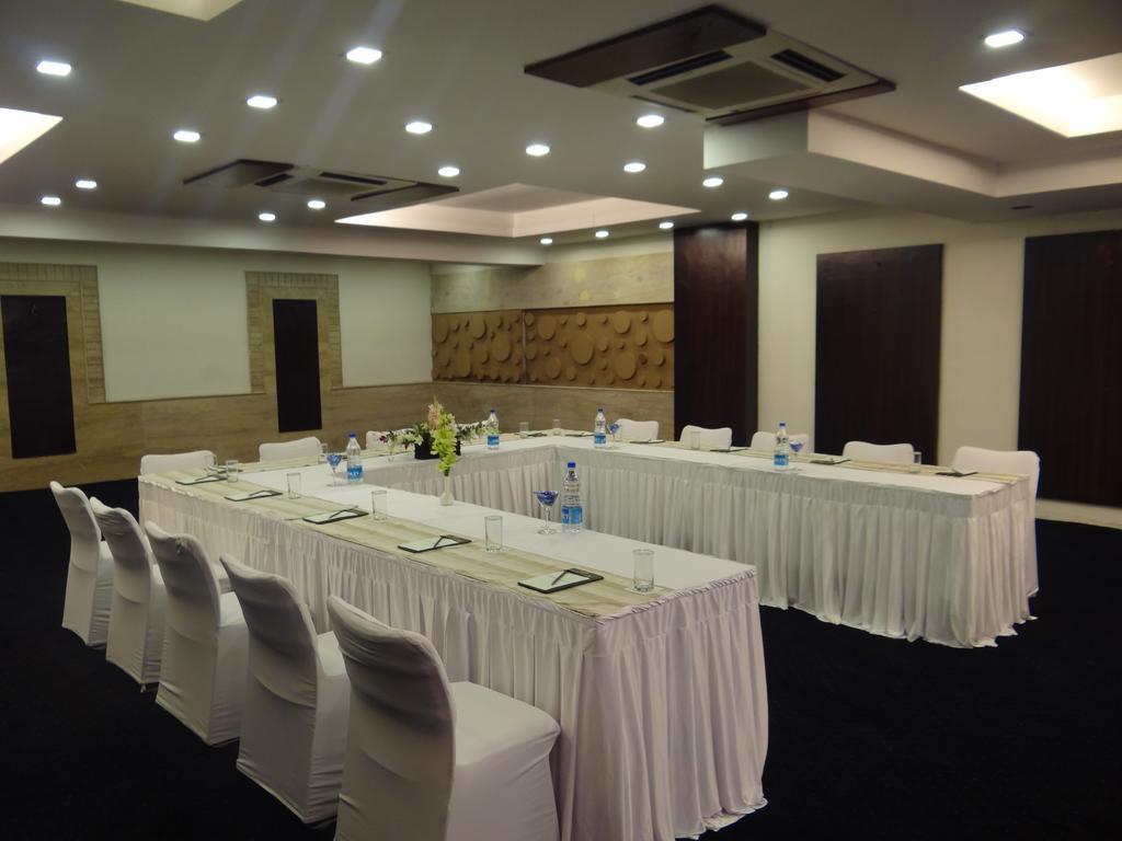 Corporate Regency Hotel New Delhi Bagian luar foto