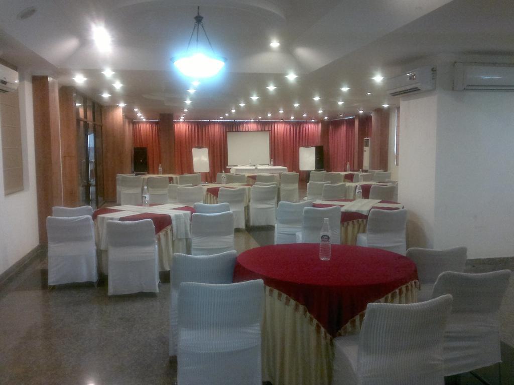Corporate Regency Hotel New Delhi Bagian luar foto