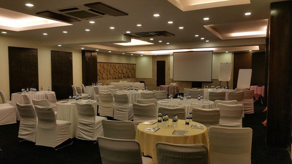 Corporate Regency Hotel New Delhi Bagian luar foto