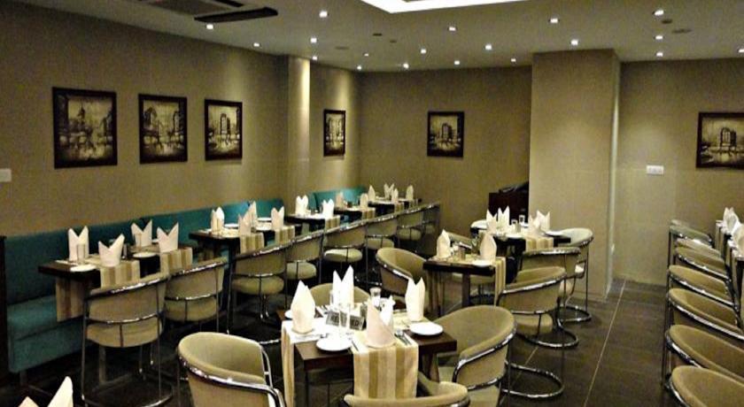 Corporate Regency Hotel New Delhi Bagian luar foto